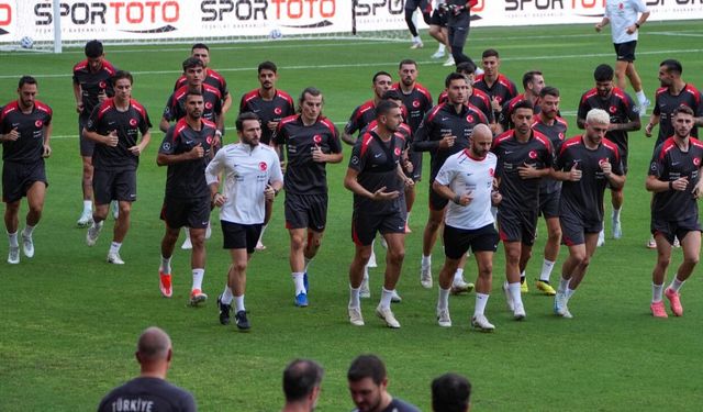 İzmir'de Milli Heyecan: Türkiye, İzlanda Karşısında Galibiyet Arıyor