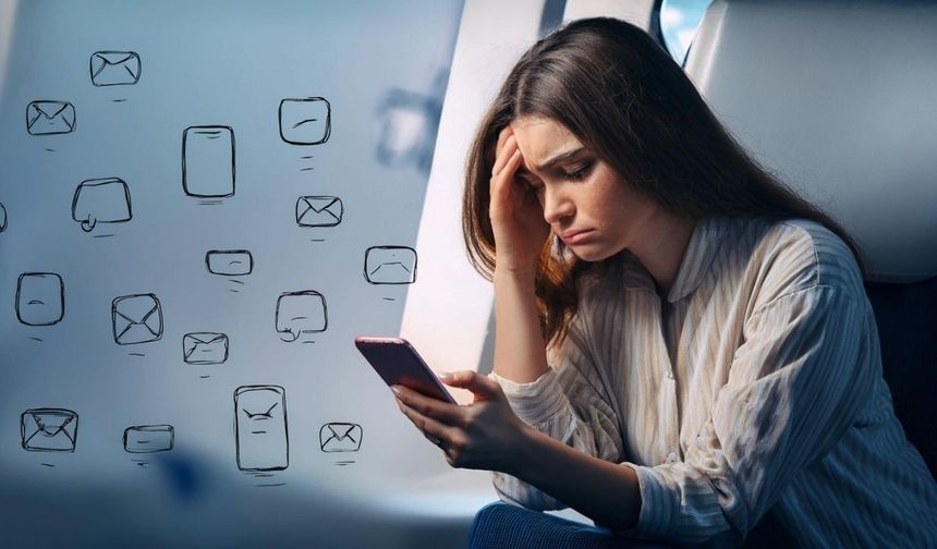 Telefon bağımlılığına dikkat: Erken yaşta boynunuz kırışabilir!