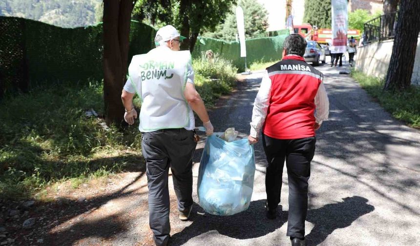 Manisa'da orman temizliği: Yüzlerce kilo çöp toplandı!