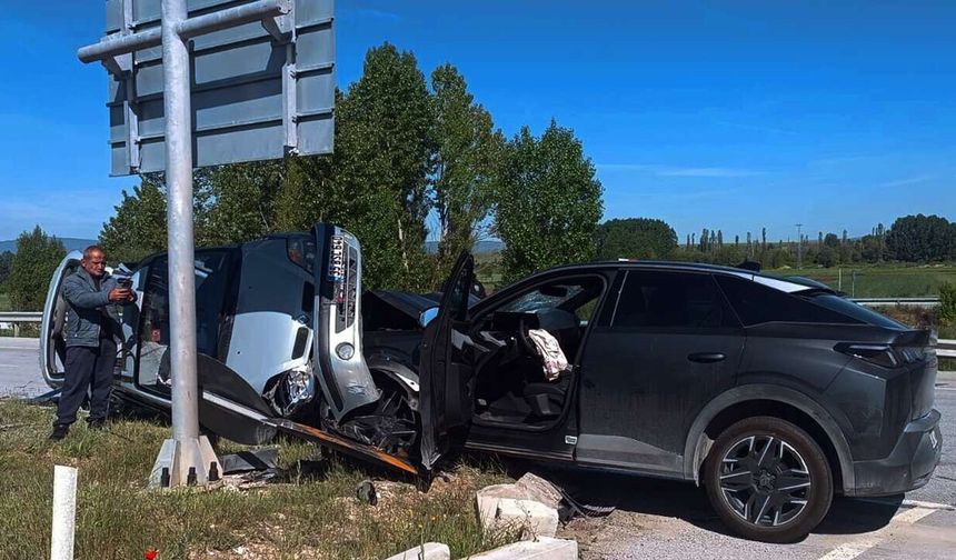 Kütahya'da iki otomobil çarpıştı: 2'si çocuk 6 yaralı var!