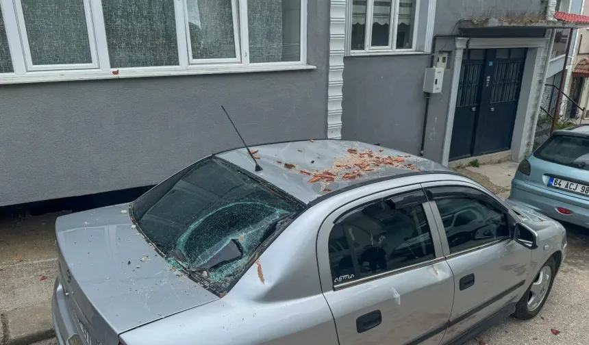 Uşak'ta fırtına hayatı felç etti: Evlerin çatısı uçtu, araçlar hasar gördü!