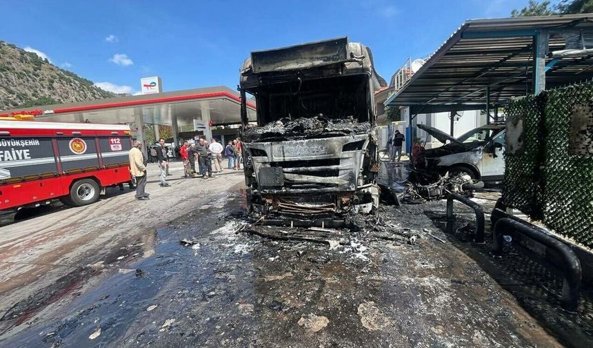 Muğla Fethiye'de akaryakıt istasyonunda mazot yüklü tanker alev aldı: 3 araç kül oldu!