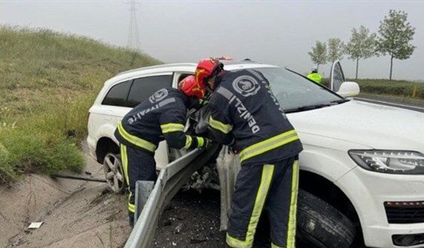 Denizli'de feci kaza: Bariyerlere saplanan aracın sürücüsü hayatını kaybetti!