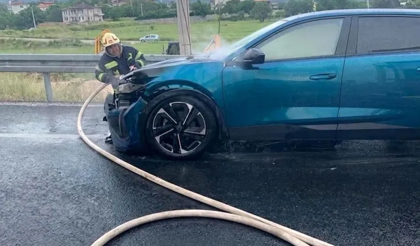 Denizli'de panik dolu anlar: Seyir halindeki araç yandı!