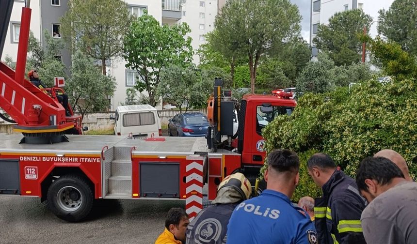 Denizli'de apartmanın çatısına yıldırım düştü: 2 kişi yaralandı!