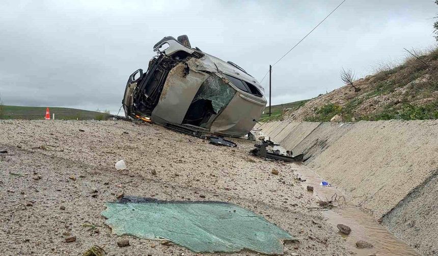 Afyonkarahisar'da otomobil kontrolden çıktı: 1'i bebek 3 yaralı var!