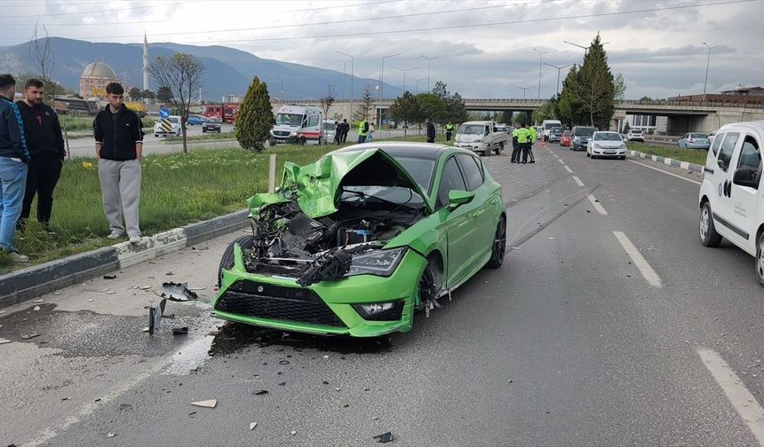 Kütahya'da otomobille kamyonet çarpıştı: Yaralılar var!