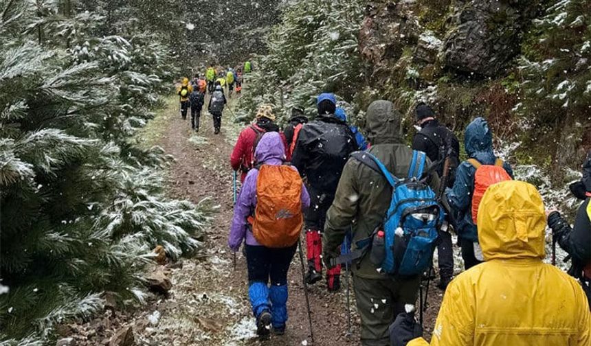 Denizli'de Kar Altında Dev Zirve Yürüyüşü: 500 Doğasever Karababa’da Buluştu!