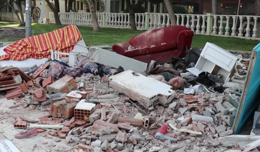 "Sesimi Duyan Var mı?" Oyunu Deprem Gerçeğini Sahneye Taşıdı