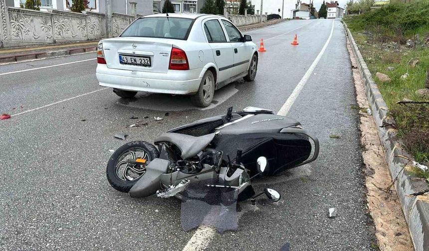 Kütahya'da otomobille motosiklet çarpıştı: Genç sürücü ağır yaralandı!