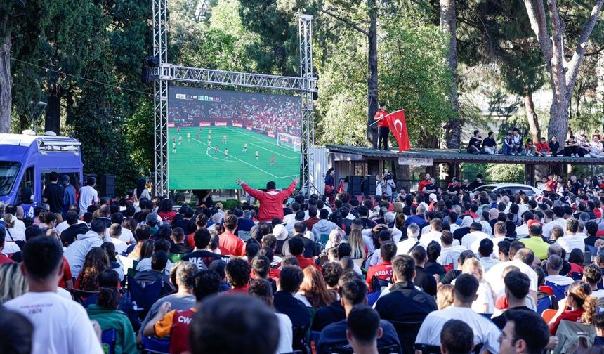 İzmirliler sabah 7'de maç için toplandı: Tek yürek olup izlediler!