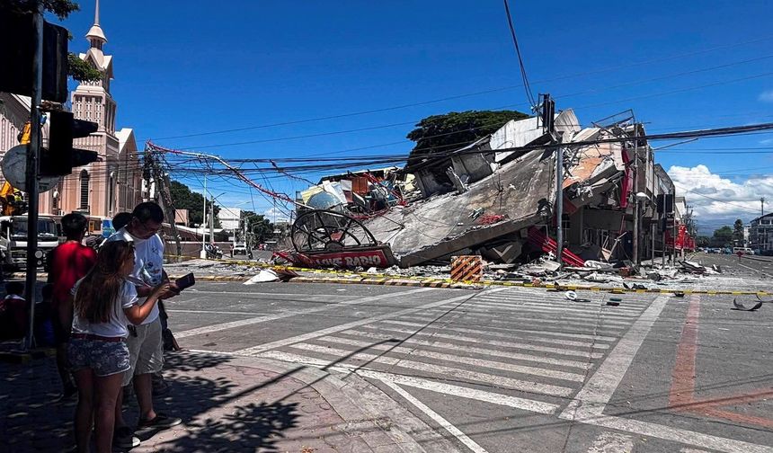 7.8 büyüklüğünde deprem oldu: Binalar yıkıldı!
