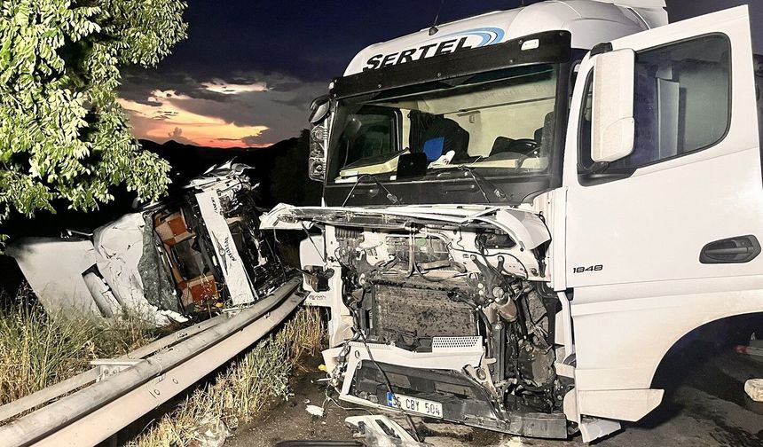 Manisa'da iki tır çarpıştı: 1'i ağır 2 yaralı var!