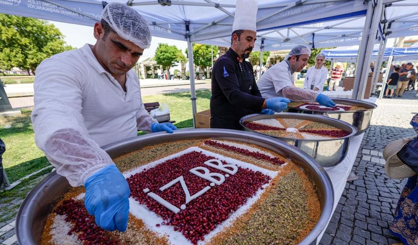 İzmir'de belediyeden aşure ikramı: 11 bin kişiye aşure dağıtıldı!