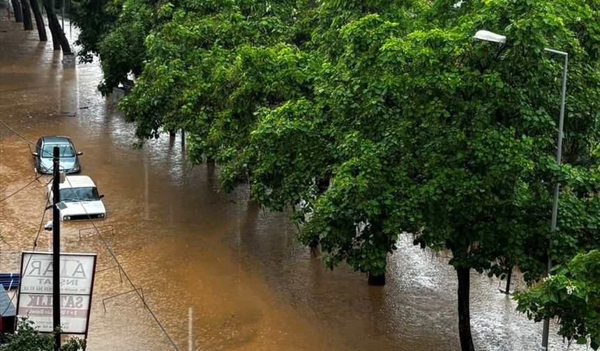 Manisa ve Denizli'de sağanak yağış hayatı felç etti!