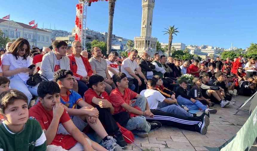 İzmir'de Dünya Kupası coşkusu: Vatandaşlar tek yürek izledi!