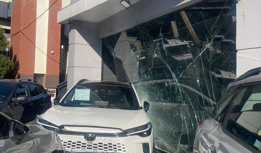 İzmir Bornova'da kaza: Tırın çarptığı otomobil galeriye girdi!