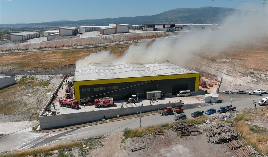 Kütahya’da fabrikada yangın çıktı: Alevler 2 saatte kontrol altına alındı!
