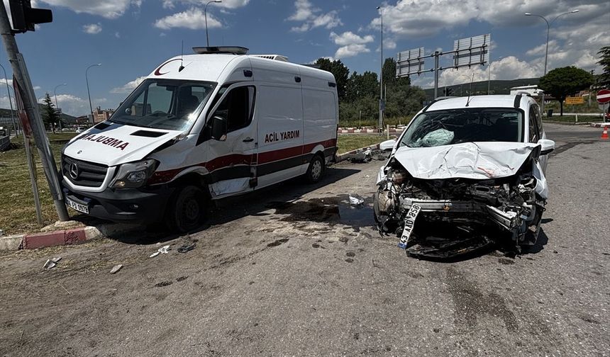 Kütahya'da ambulansla hafif ticari araç çarpıştı: Çok sayıda yaralı var!