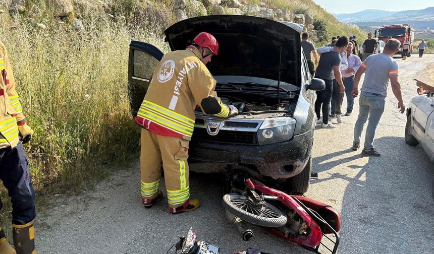 Manisa'da otomobille motosiklet çarpıştı: 18 yaşındaki genç ağır yaralı!