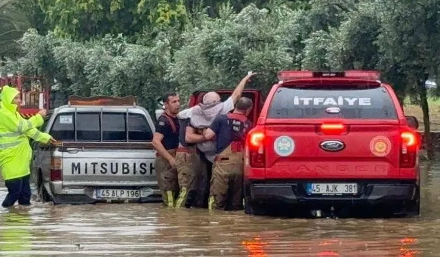 Manisa Salihli'de sel: Evleri su bastı, ağaçlar devrildi, sokaklar göle döndü!