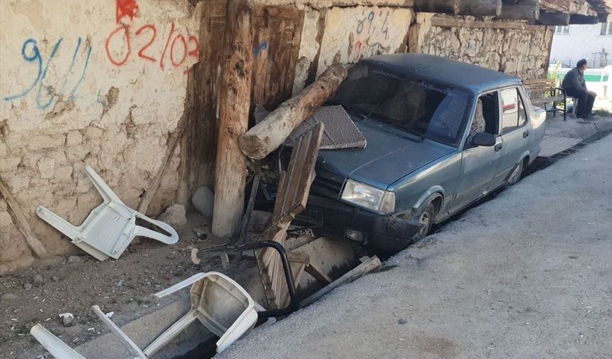 Uşak'ta korkutan kaza: Otomobil bankta oturanlara çarptı!