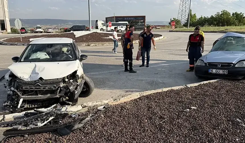 Kütahya'da iki otomobil çarpıştı: Yaralılar var!