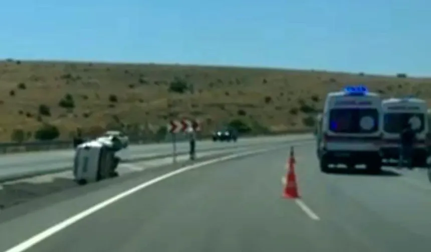 Afyonkarahisar'da otomobil refüje devrildi: Yaralılar var!