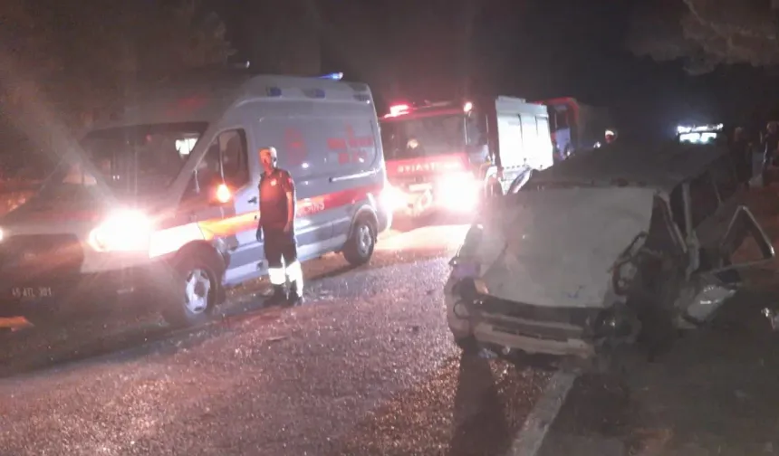 Manisa’da feci kaza: Otomobille traktör çarpıştı!