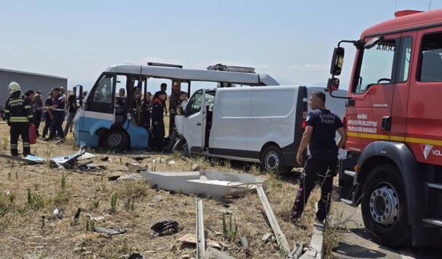 Manisa’da midibüsle panelvan çarpıştı: 1 kişi hayatını kaybetti, 10 yaralı var!