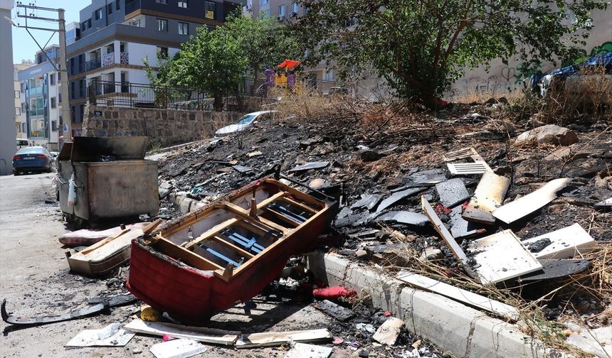 İzmir'de korkutan yangın: Alevler 2 araca sıçradı!