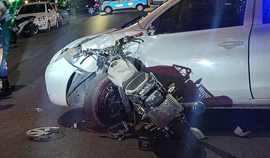 İzmir Ödemiş&amp;#039;te otomobille motosiklet çarpıştı: Yaralılar var!
