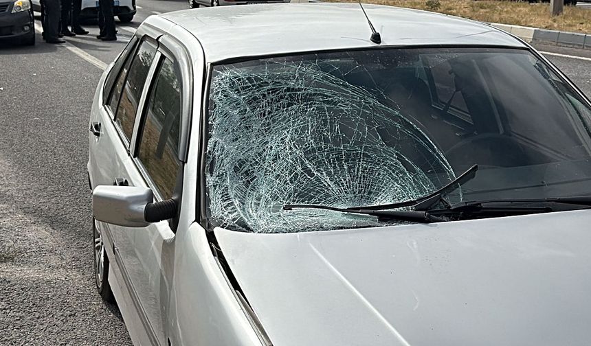 Kütahya&amp;#039;da kaza: Karşıdan karşıya geçmeye çalışan 2 kişiye otomobil çarptı!