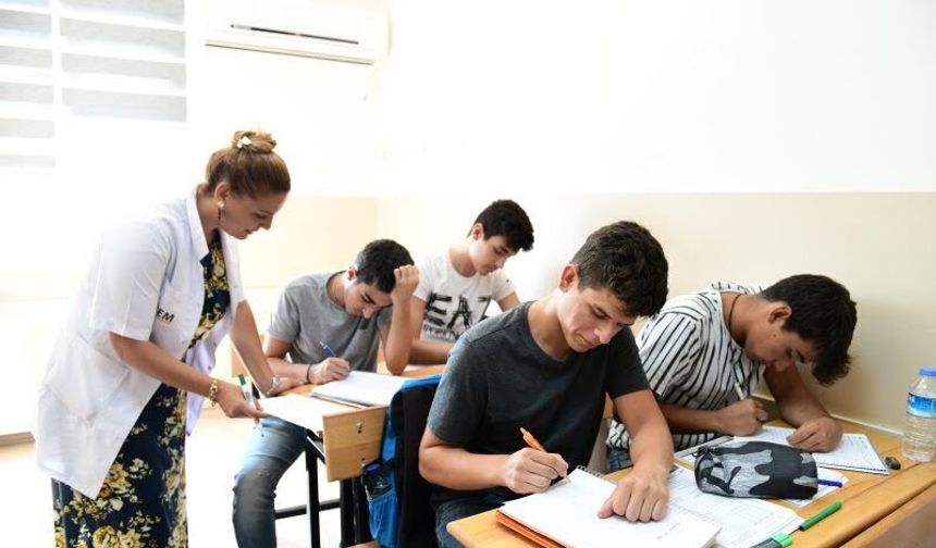 Çiğli Belediyesi'nden Öğrencilere YKS ve LGS Desteği 