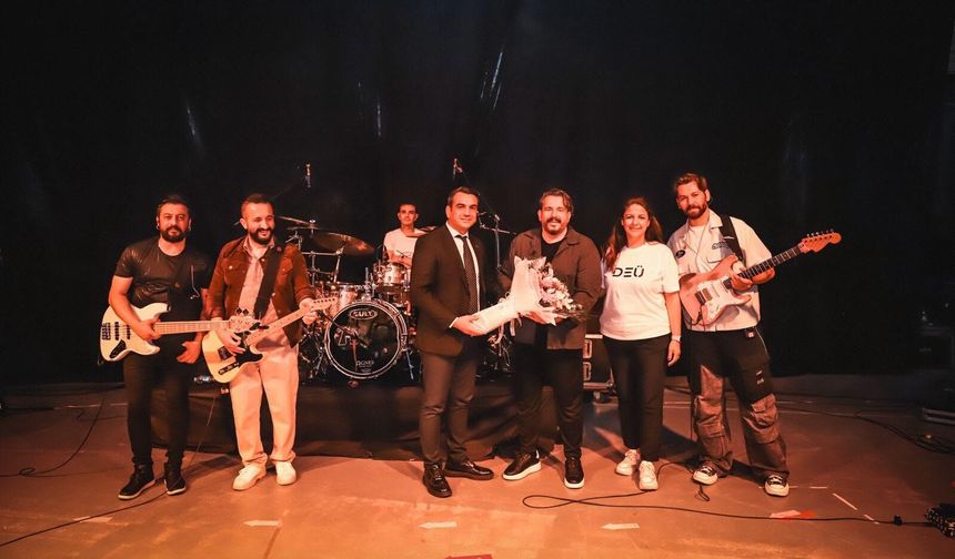 DEÜ’de Bahar Şenliği Coşkusu: Gece Yolcuları Sahne Aldı 