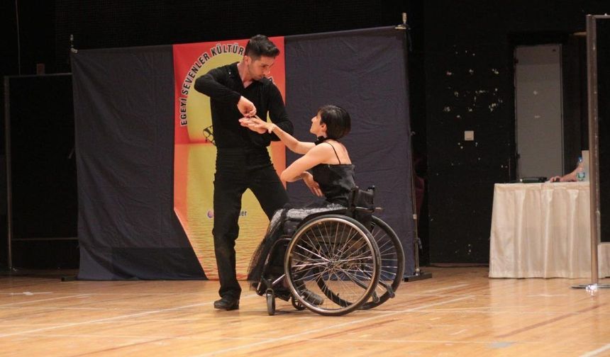 Tekerlekli Sandalyeliler Dansları İle Büyülediler 