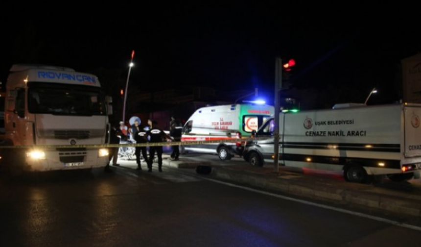 Uşak'ta motosikletle tır çarpıştı: Feci kazada sürücü hayatını kaybetti!