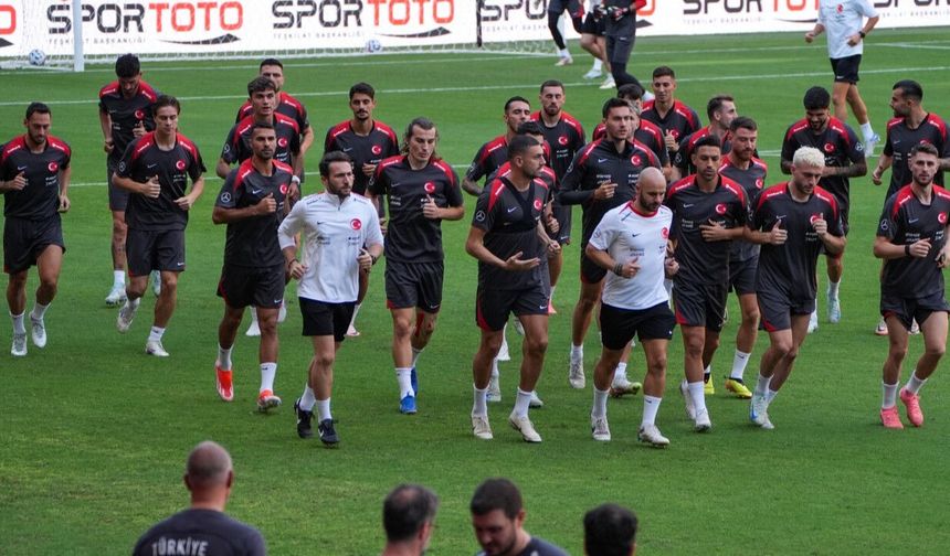 İzmir'de Milli Heyecan: Türkiye, İzlanda Karşısında Galibiyet Arıyor