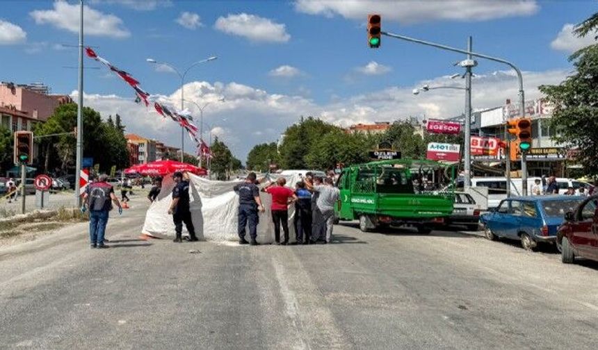 Uşak'ta feci kaza: Tırın çarptığı kişi hayatını kaybetti!