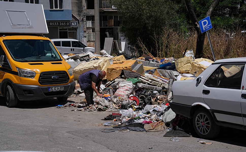 İzmir'de Karabağlar Sanayi Sitesi’nde çöp tepkisi: Çöplüğün içinde yaşıyoruz!