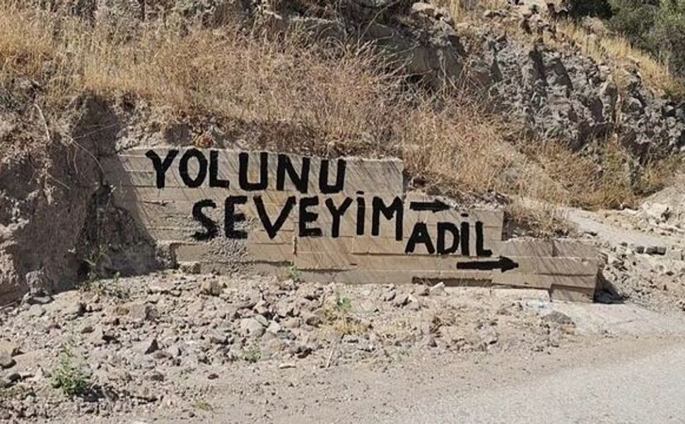 İzmir'de asfalt isyanı: Yıllardır yapılmayan yol tepki çekiyor!