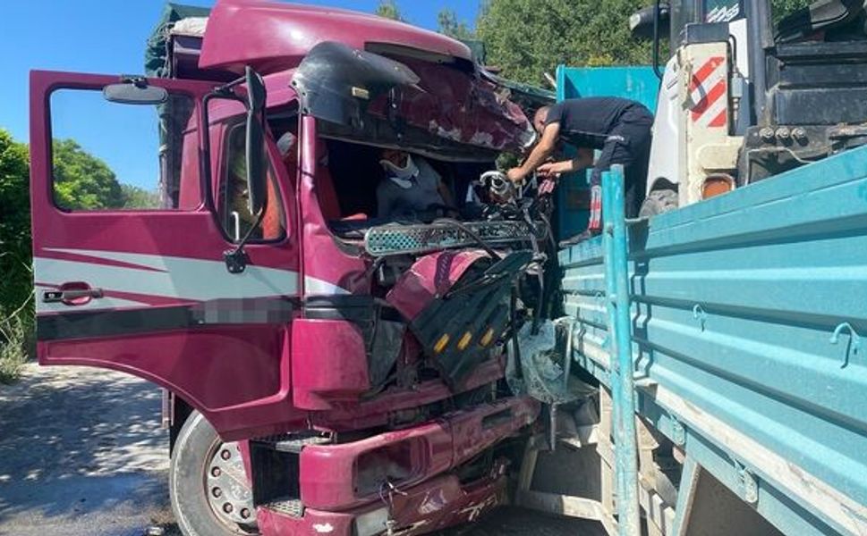 Manisa'da feci kaza: Kamyonlar kafa kafaya çarpıştı! Ölü ve yaralılar var