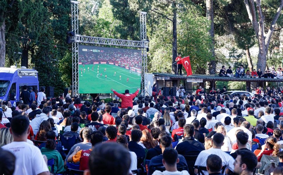 İzmirliler sabah 7'de maç için toplandı: Tek yürek olup izlediler!