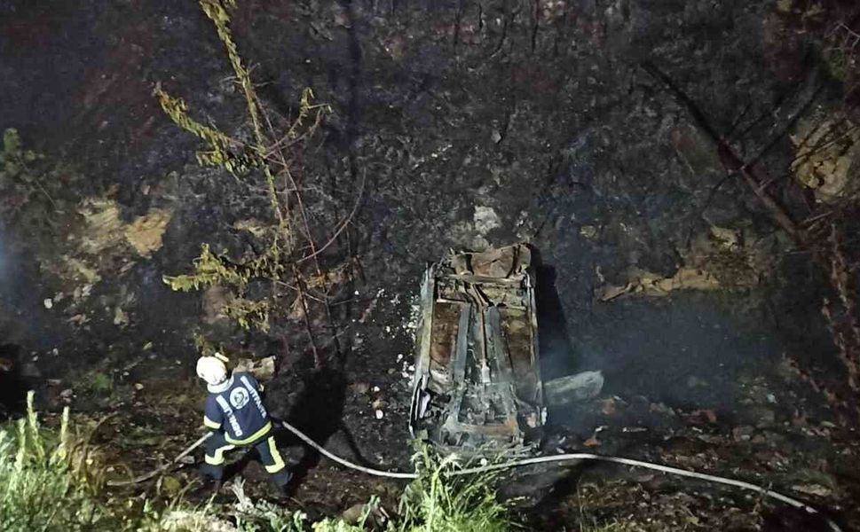 Denizli'de feci kaza: Otomobil şarampole devrilip yandı!