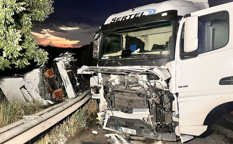 Manisa'da iki tır çarpıştı: 1'i ağır 2 yaralı var!