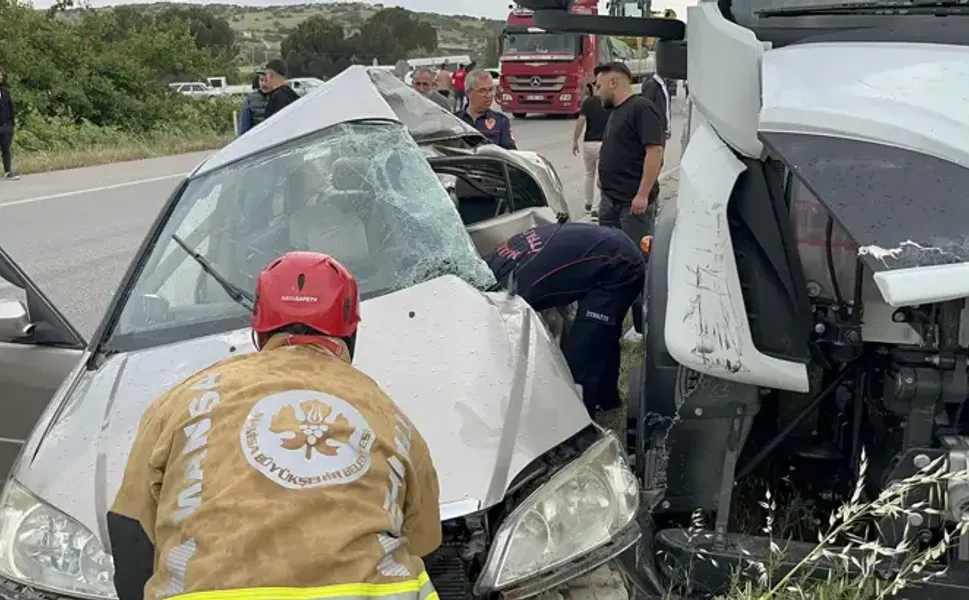Manisa'da tırla otomobil çarpıştı: 20 yaşındaki sürücü ağır yaralı!