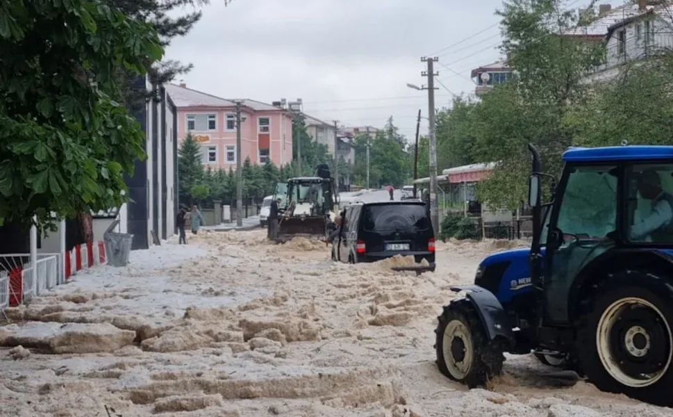Afyonkarahisar'da dolu yağışı: Cadde ve sokaklar beyaza büründü!