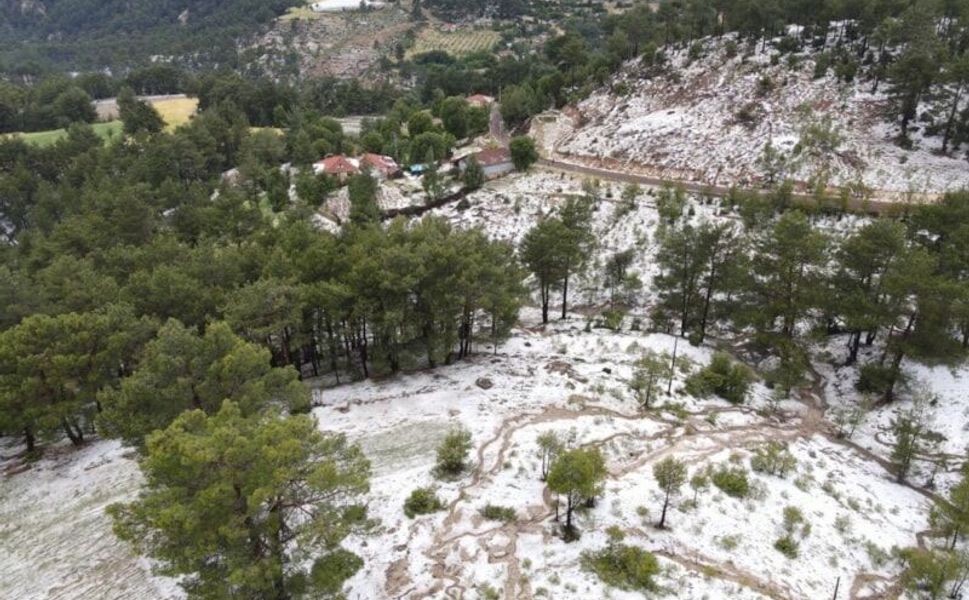 Denizli'de dolu yağışı sera ve tarlalara zarar verdi: Üretici destek bekliyor!