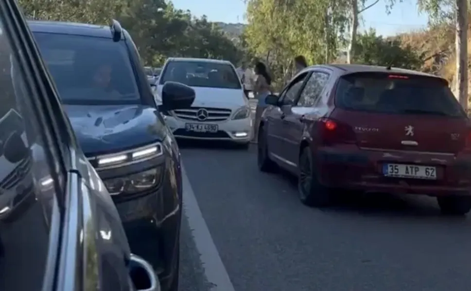 İzmir Foça'da trafikte tartışma: Araçtan inen kadın sürücü otomobili tekmeledi!