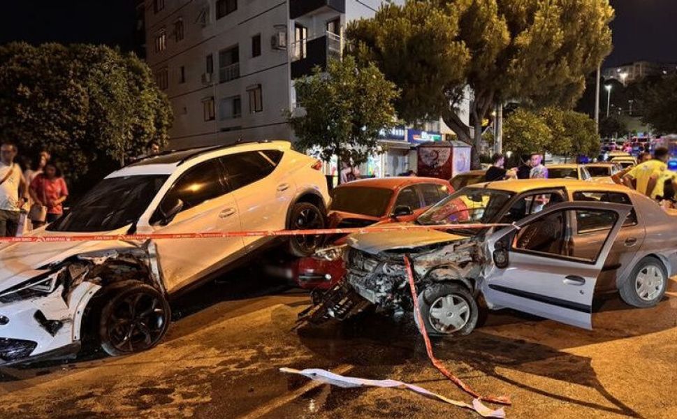 İzmir'de feci kaza: Kalp krizi geçirip park halindeki araçlara çaptı!